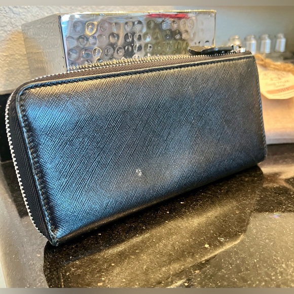 Authentic Salvatore Ferragamo Saffiano Leather Black Women's Zippy Wallet EUC! - Picture 7 of 16